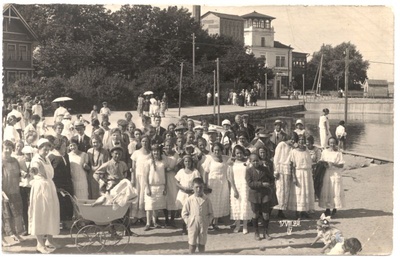 Photo. A group of visitors to Haapsalu on the Great Promenade, behind the villa "Friedheim". 17.viii.1924.  duplicate photo