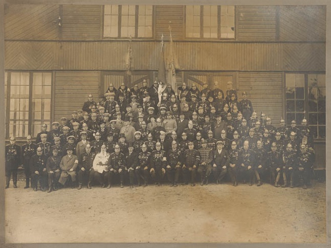 Grupifoto Tartu vabatahtliku tuletõrje liikmetest 65. aastapäeva juubelil 9. juunil 1929. aastal.