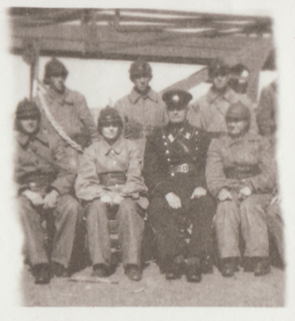 Seitse tuletõrjujat mehaanilise redeli ees