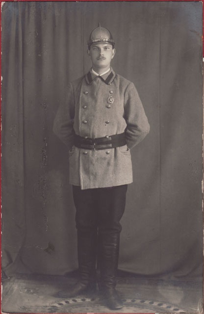 Tuletõrjemundris ja kiivriga mees