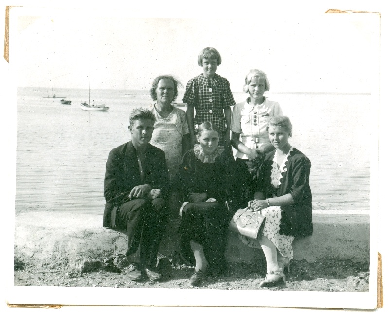 Photo. On stage day at Haapsalu promenade. Anna, Laine, Salme, Vladimir, Kališa, Luule. Related to the Manite family. Located in Hm 8800:3