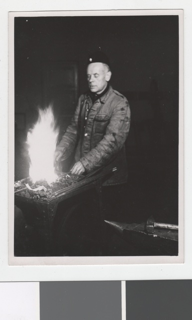 Tallinna Kutselise Tuletõrje I komando autojuht Karl Linamaa metallitöökojas.