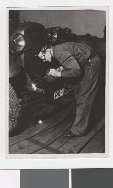 Keevitustööd tuletõrjeauto juures Tallinna Kutselises Tuletõrjes.