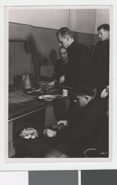 Tallinna Kutselise Tuletõrje I komando meeskond köögis toitu valmistamas.