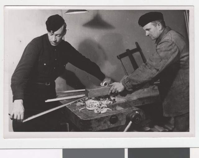 Tallinna Kutselise Tuletõrje radist Eduard Nurja (vasakul) puidutöökojas töötamas.