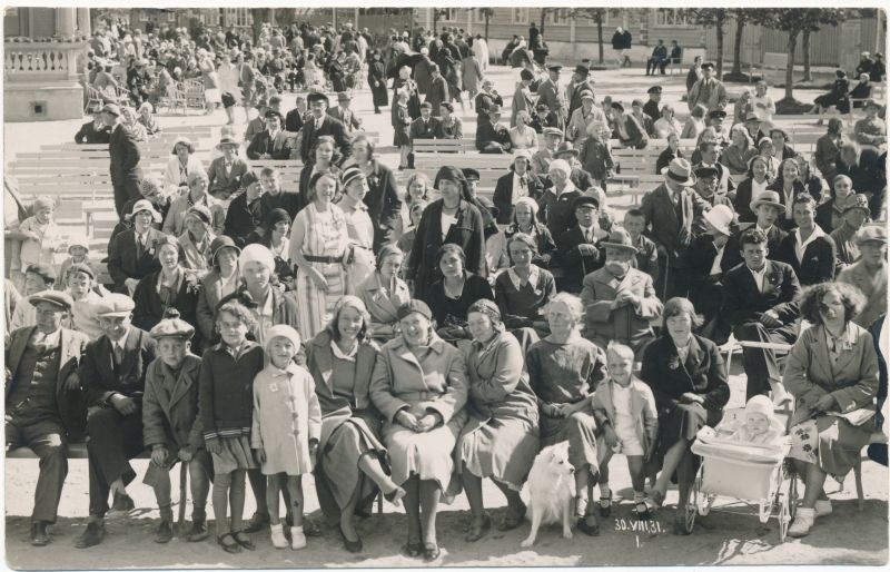 Photo. Group of summers on the Great Promenade. 1931.