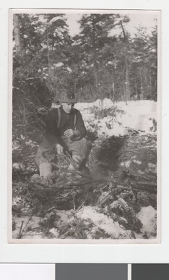 Tallinna Kutselise Tuletõrje liikmed Raplamaal endale kütteks puid varumas.  duplicate photo