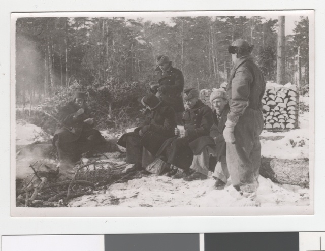 Küttepuude varumisel Raplamaal - grupp mehi lõkketule ümber.