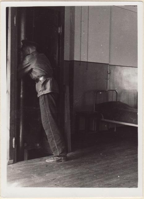 Tuletõrjuja August Kuusik liftiposti kaudu alla laskumas.