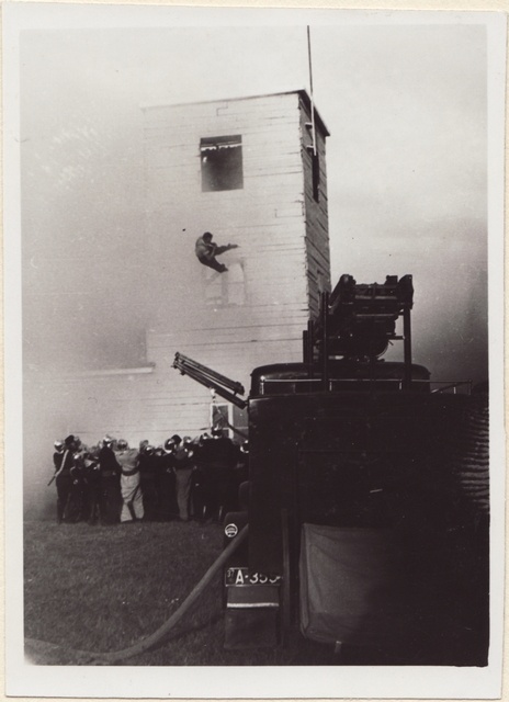 Tuletõrjuja laskumas päästenööri abil kolmandalt korruselt.