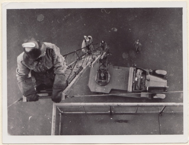 Tuletõrjuja autoredeli tipus.