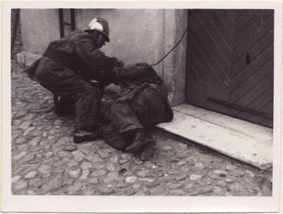 Tuletõrjeõppustel inimese päästmine.  duplicate photo