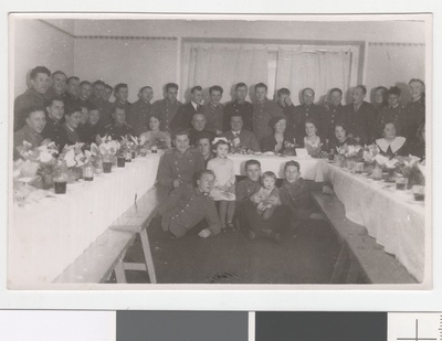 Tuletõrjujad perekonnaliikmetega peolauas.  duplicate photo