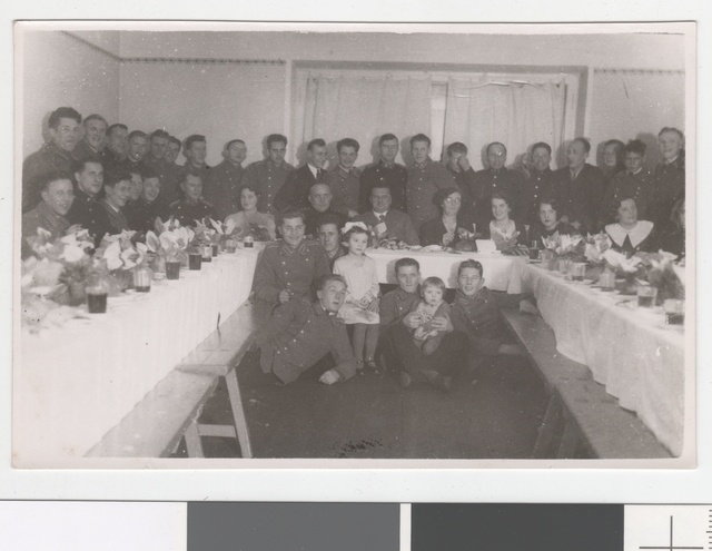 Tuletõrjujad perekonnaliikmetega peolauas.