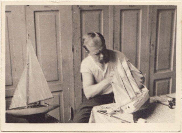 Mees purjelaeva mudelit meisterdamas.