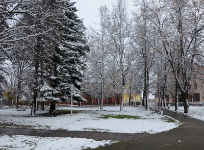 Võru Turuplats (Keskväljak), vaade pritsimajale ja Võru Suurkannatajate Ekaterina Kirikule rephoto