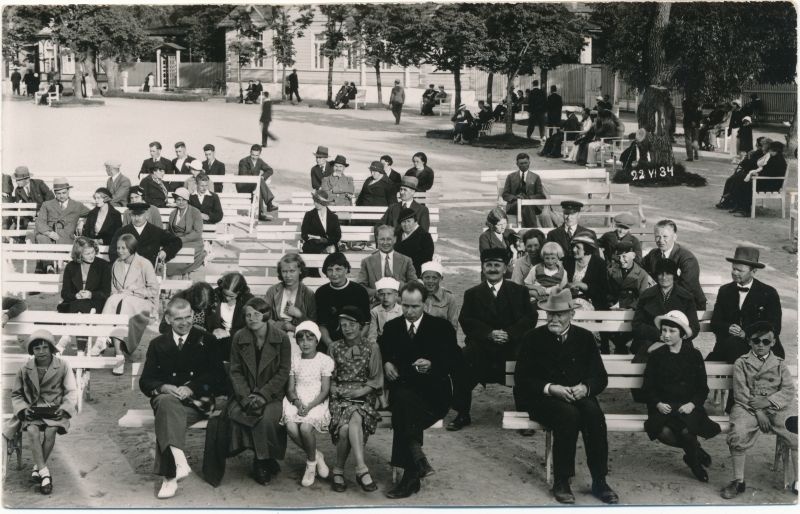 Photo. A group of summertimes at the Great Promenade at the sound courtyard. 1934.