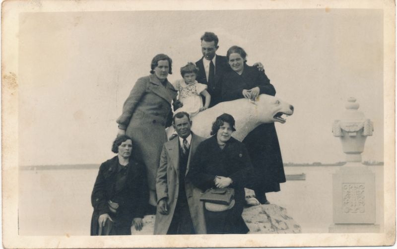 Photo. Evald and Marie Kaar with their company at the ice bear. 1937-1938 Black and white.