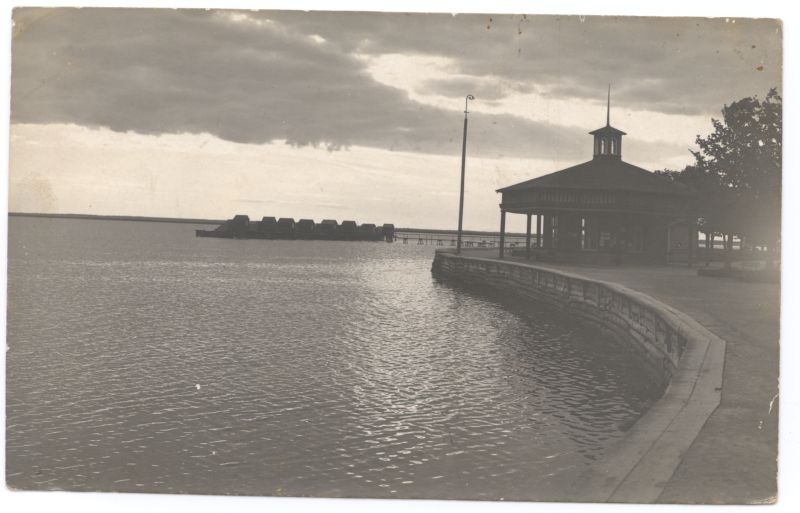 Photo. Swimming pools and Trinkhalle on a large promenade. 1912.