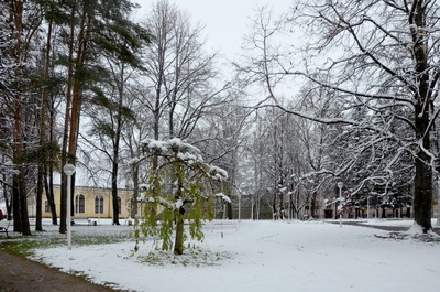 Võru, Turuplats (Keskväljak), vasakul Võru Katariina kirik. rephoto