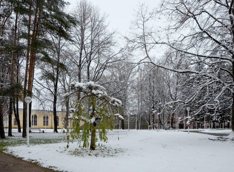 Võru, Turuplats (Keskväljak), vasakul Võru Katariina kirik. rephoto