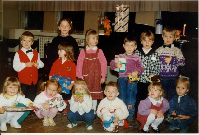 2 värvifotot, Sirje Graubergi laululapsed 1993