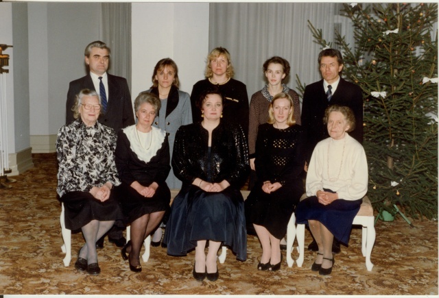 2 värvifotot, Paide Perekonnaseisuosakonna töötajad 1994