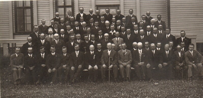 grupifotol mehed Paide Rahvamaja juures 1930-ndad