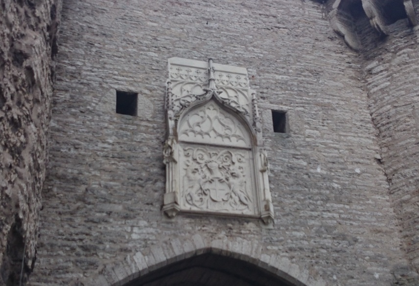 Tallinn, vapp Suure Rannavärava kohal müüris. rephoto