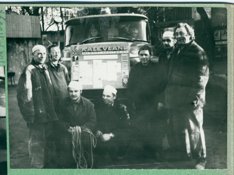 T/k Kalev III VTS koos salga agitatsioonilehega Tallinna VT komandode ühiskondlikul ülevaatusel