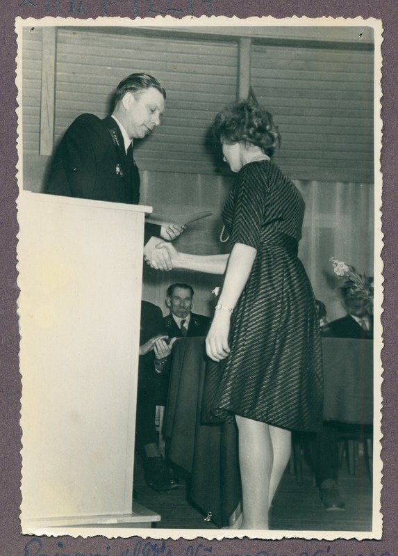 Aukirja andmine Tartu Konservitehase VTS aktivistile.