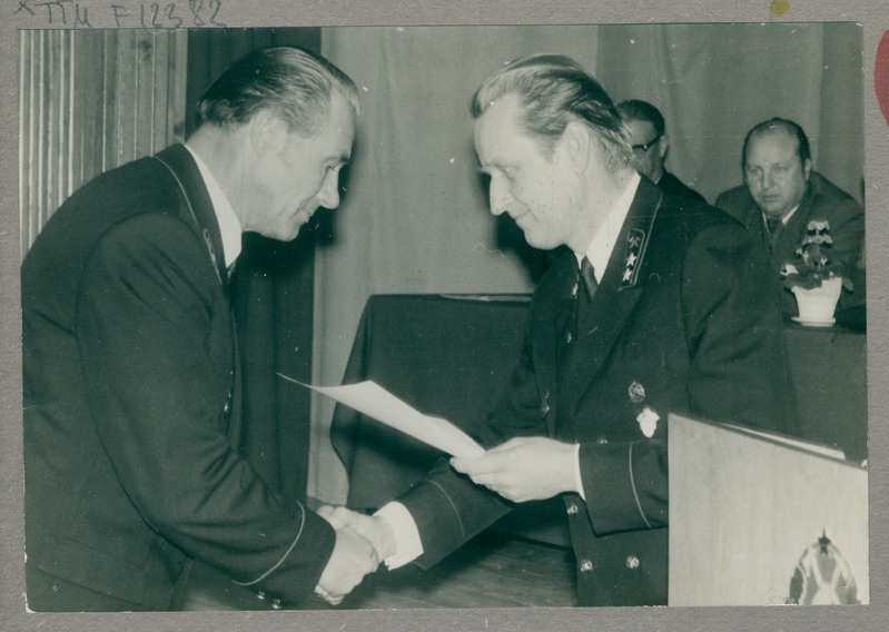 Sotsialistliku võistluse diplomi andmine Spetstööde Valitsuse VTS nõukogu esimehele Uno Labile