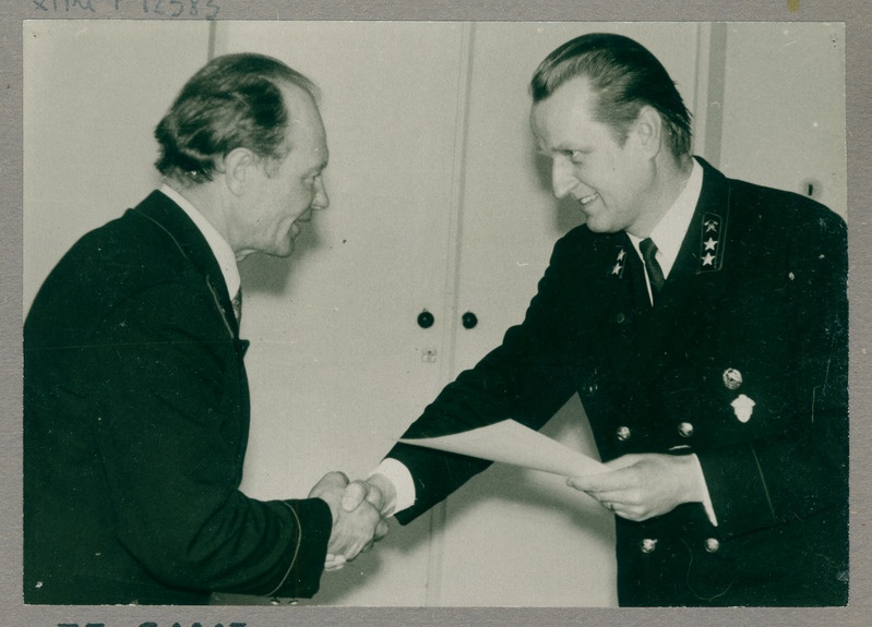 Sotsialistliku võistluse diplomi andmine Luunja sovhoosi VTS nõukogu esimehele F.Johansonile