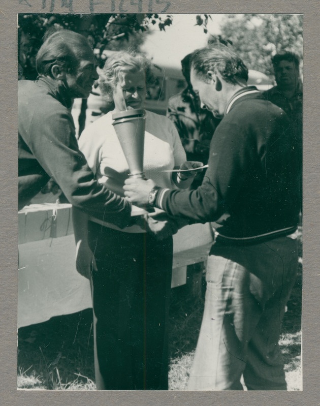 Tartu ja Tallinna TÜ kalasportlaste sõpruskohtumine Kiideval 1976. Rändkarika üleandmine Tartu TÜ kalaspordisektsiooni esimees Martin Tintson.