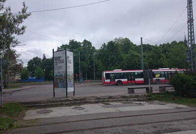 Tallinn, hobuvankrid ja auto ületamas trammiteed. rephoto