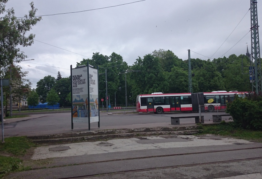 Tallinn, hobuvankrid ja auto ületamas trammiteed. rephoto