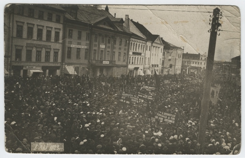 Population gathering on May 1 in Tartu, Raekoja Square.