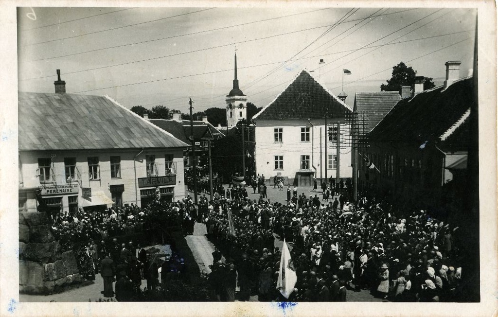 Crowd gathering at the commemorative pillar of the Kuressaare fallen in the Estonian War of Independence