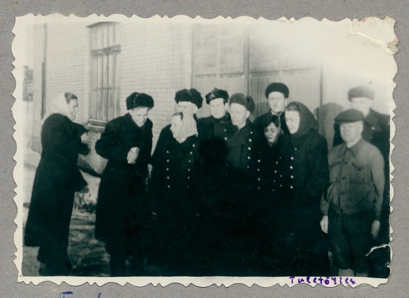 Kombinaat Kiviõli VTK III vahetuse liikmed depoo hoovis