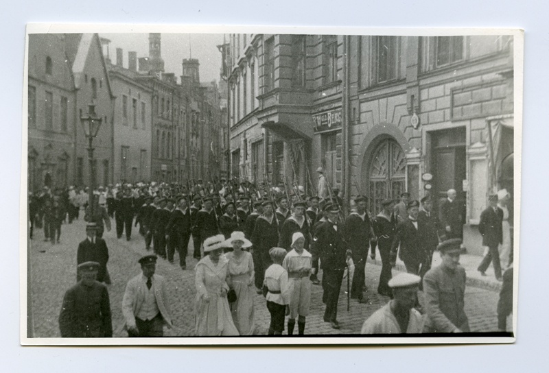 The first paradise of the Estonian Navy. The Navy Colonel marches in Viru Street in Tallinn. In front of the column, officers with swords.