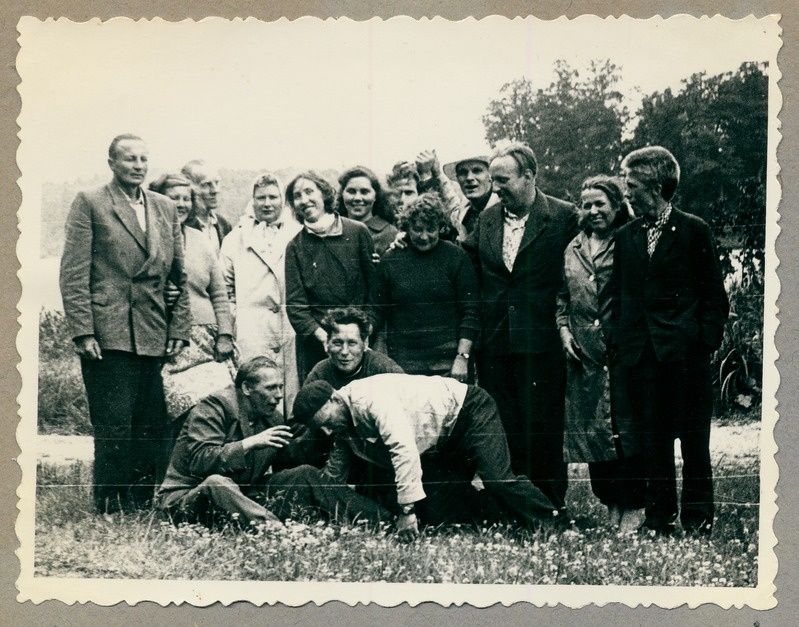 Kombinaat Kiviõli tuletõrjekomando liikmed tagasisõidul ekskursioonilt Riiga peatusel Pühajärve ääres