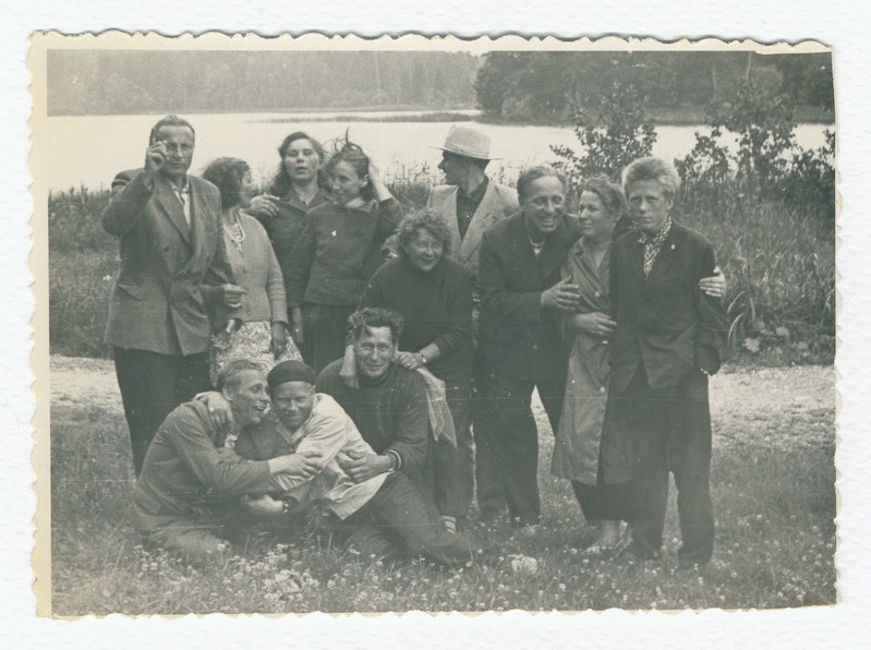 Kombinaat Kiviõli tuletõrjekomando liikmed tagasisõidul ekskursioonilt Riiga peatusel Pühajärve ääres