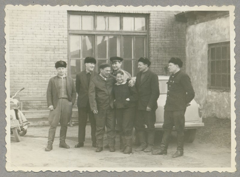 Kombinaat Kiviõli tuletõrjekomando liikmed depoohoone hoovis