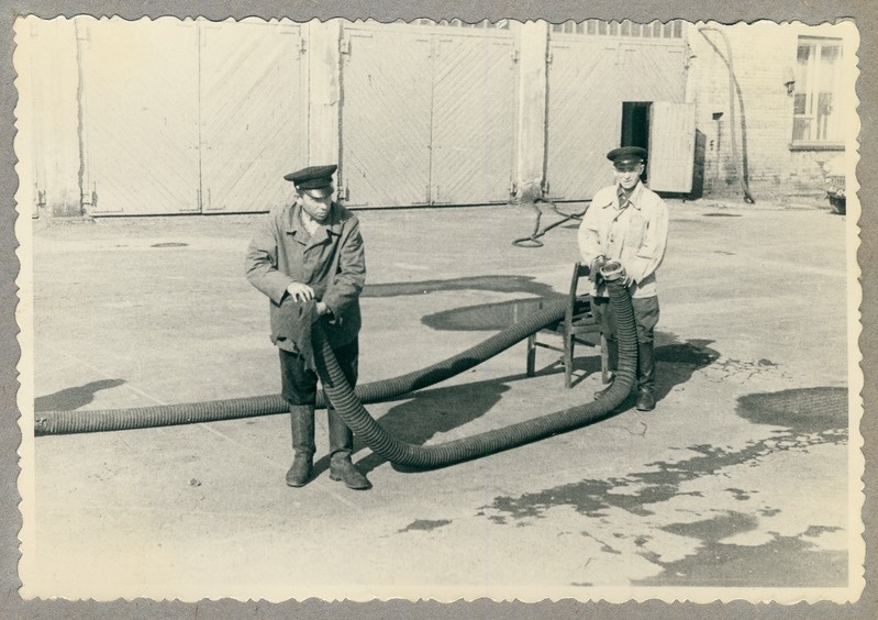 Kombinaat Kiviõli tuletõrjekomando IV vahetus varustust hooldamas