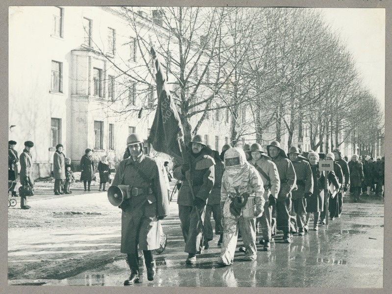 Tsiviilkaitsejõudude pidulik rongkäik Kiviõlis