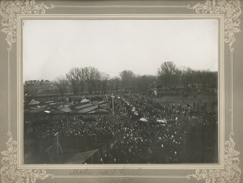 1905. October 16, the funeral of the victims of the new market massacre in Tallinn - a train trip in the new market.