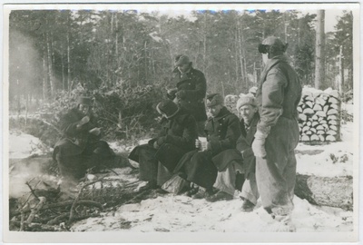 Küttepuude varumisel Raplamaal - grupp mehi lõkketule ümber.  duplicate photo
