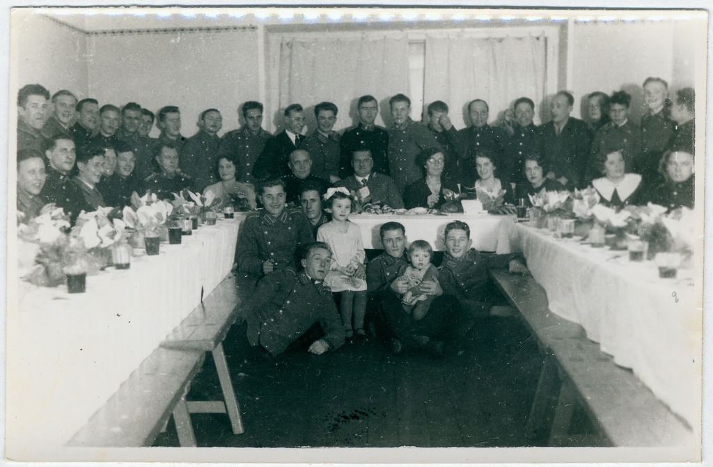 Tuletõrjujad perekonnaliikmetega peolauas.