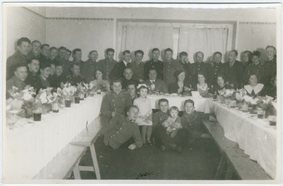 Tuletõrjujad perekonnaliikmetega peolauas.  duplicate photo