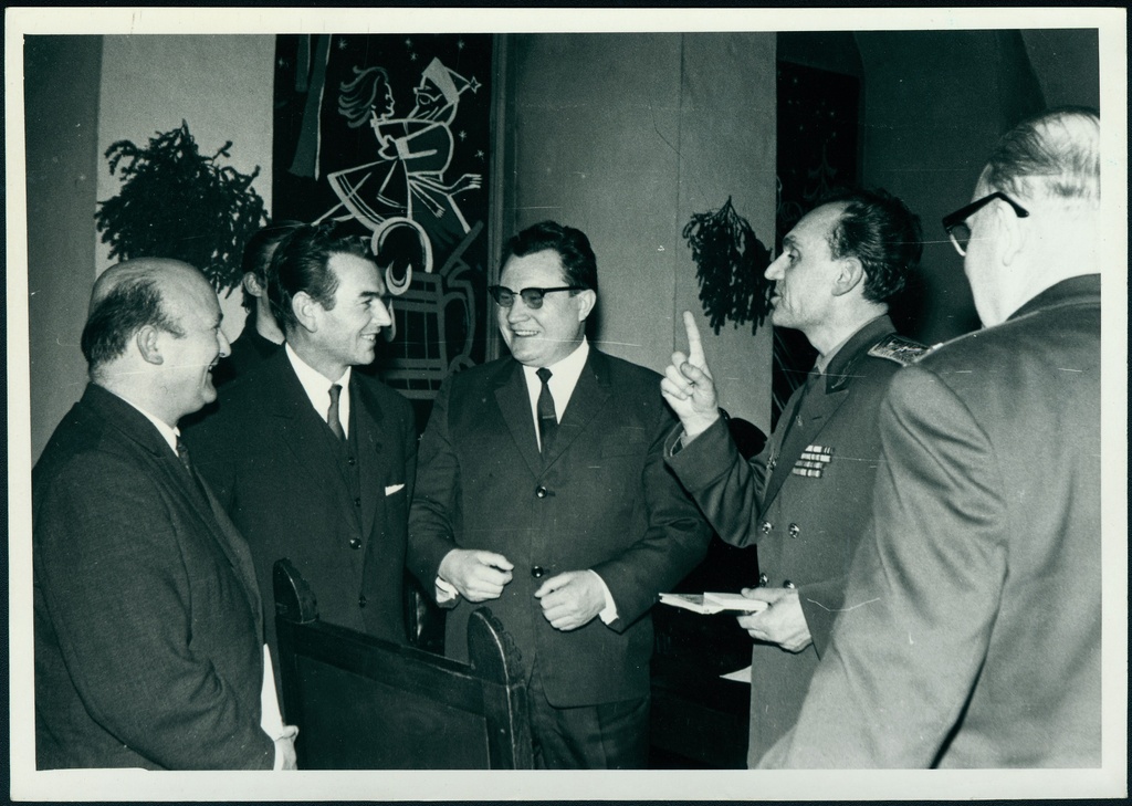 Tšehhoslovakkia tuletõrjejuhtide delegatsioon Tallinna raekojas vastuvõtul.